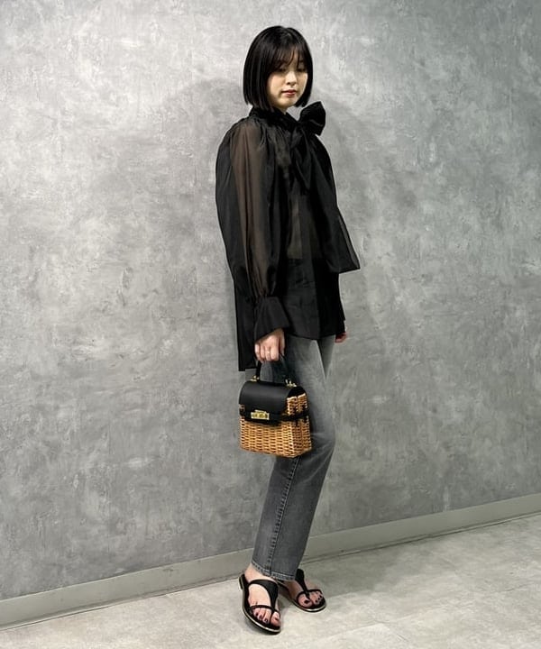 山田 千遥さんの「BEAMS WOMEN｜オーガンジー リボンブラウス」を使ったコーディネート
