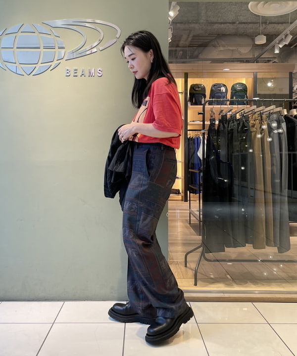 溝口　慶さんの「BEAMS WOMEN｜BEAMS / プリント ピンタック スラックス」を使ったコーディネート