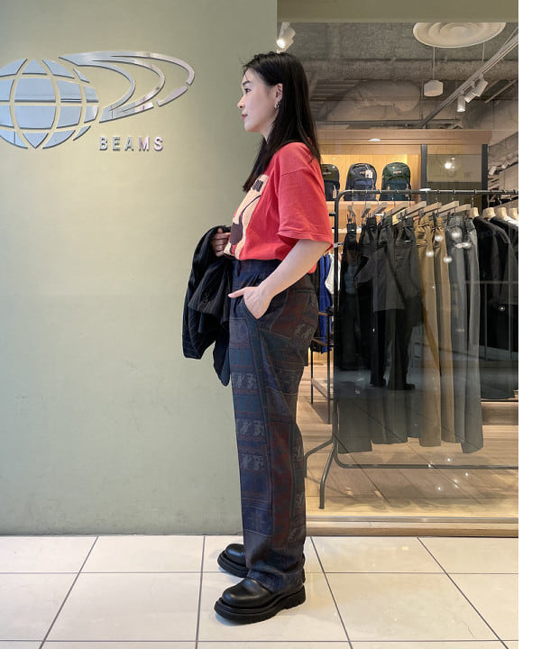 溝口　慶さんの「BEAMS WOMEN｜BEAMS / プリント ピンタック スラックス」を使ったコーディネート
