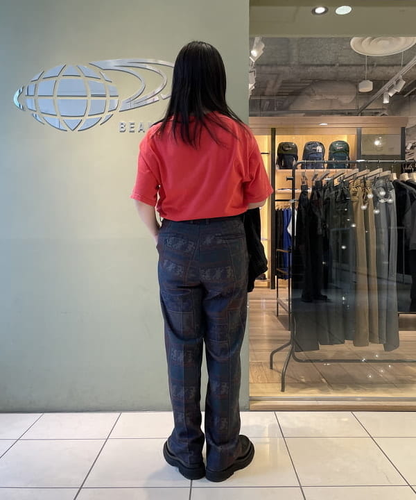 溝口　慶さんの「BEAMS WOMEN｜BEAMS / プリント ピンタック スラックス」を使ったコーディネート