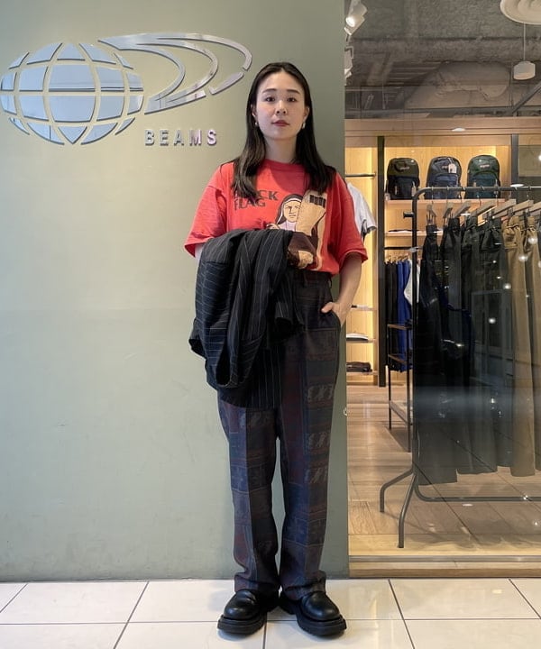 溝口　慶さんの「BEAMS WOMEN｜BEAMS / プリント ピンタック スラックス」を使ったコーディネート