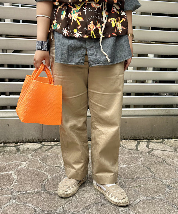 おとむさんの「BEAMS WOMEN｜【別注】BUZZ RICKSON'S / チノパンツ」を使ったコーディネート