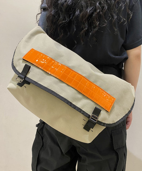 鈴木 悠里さんの「BEAMS WOMEN｜BEAMS / ビッグ 6ポケット カーゴパンツ」を使ったコーディネート