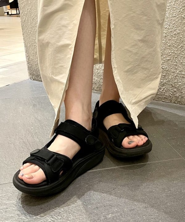 カタヤマ アヤさんの「BEAMS WOMEN｜MBT / KISUMU CLASSIC」を使ったコーディネート
