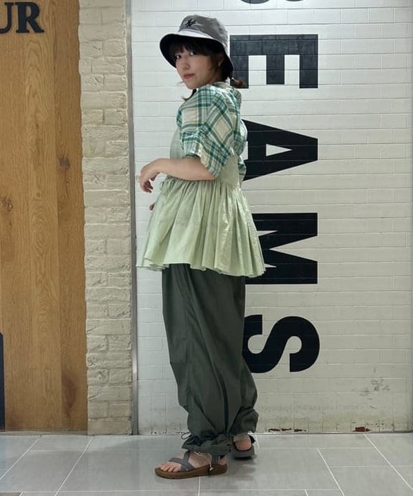 小原 もこさんの「BEAMS WOMEN｜BEAMS BOY / US ARMY オーバー パンツ」を使ったコーディネート