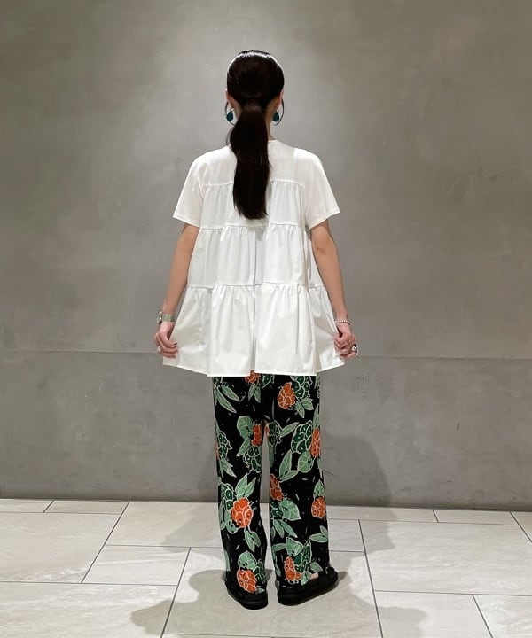 高木 菜央さんの「BEAMS WOMEN｜コンビ ティアード プルオーバー」を使ったコーディネート