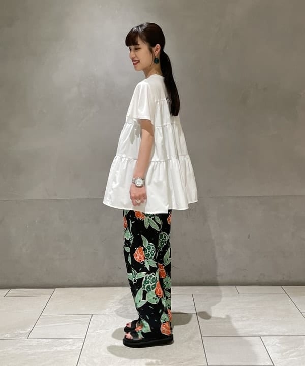 高木 菜央さんの「BEAMS WOMEN｜コンビ ティアード プルオーバー」を使ったコーディネート