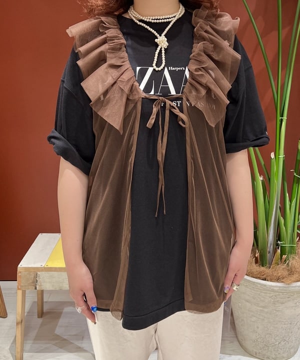 エノモト アミさんの「BEAMS WOMEN｜Ray BEAMS / チュール フリルカラー ノースリーブ トップス」を使ったコーディネート