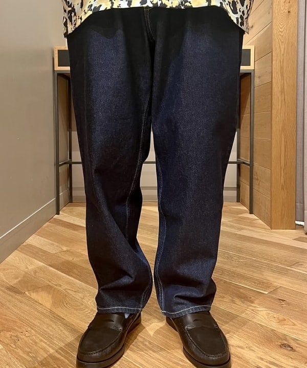 新里 京介さんの「BEAMS WOMEN｜ワイド テーパード デニム」を使ったコーディネート