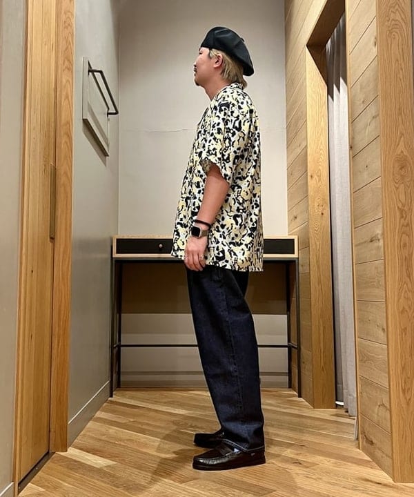 新里 京介さんの「BEAMS WOMEN｜ワイド テーパード デニム」を使ったコーディネート