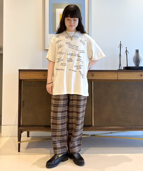 カスタニ モモノさんの「BEAMS WOMEN｜BEAMS BOY / メッセージ プリント Tシャツ」を使ったコーディネート
