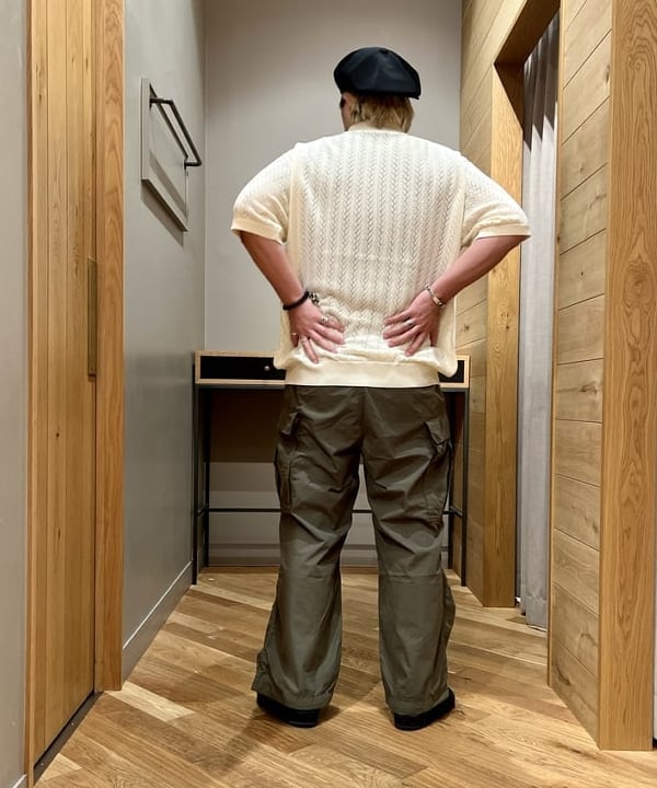 新里 京介さんの「BEAMS WOMEN｜BEAMS / ビッグ 6ポケット カーゴパンツ」を使ったコーディネート