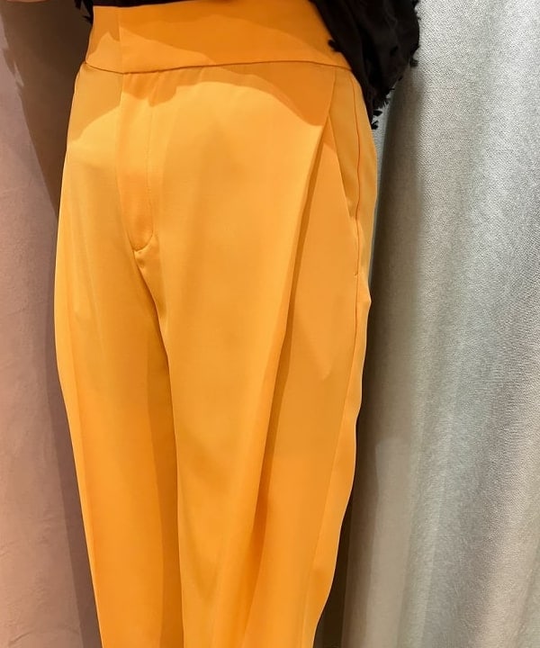 RIEKOさんの「BEAMS WOMEN｜Demi-Luxe BEAMS / ドビークロス タックパンツ」を使ったコーディネート