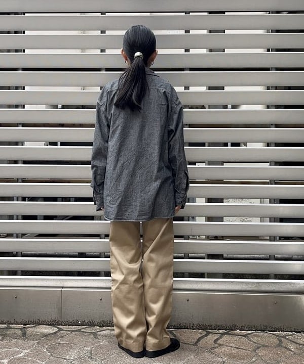 ミナミマリコさんの「BEAMS WOMEN｜【別注】BUZZ RICKSON'S / チノパンツ」を使ったコーディネート