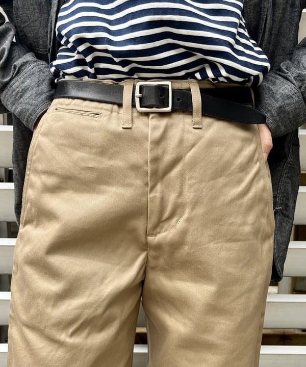 ミナミマリコさんの「BEAMS WOMEN｜【別注】BUZZ RICKSON'S / チノパンツ」を使ったコーディネート
