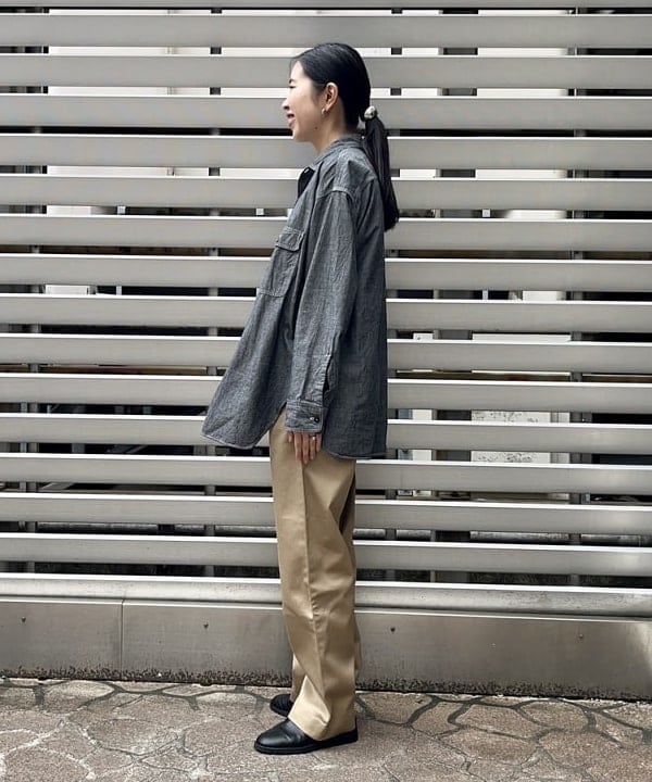 ミナミマリコさんの「BEAMS WOMEN｜【別注】BUZZ RICKSON'S / チノパンツ」を使ったコーディネート