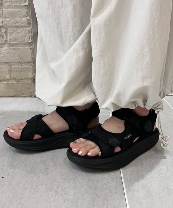 ちりこさんの「BEAMS WOMEN｜MBT / KISUMU CLASSIC」を使ったコーディネート