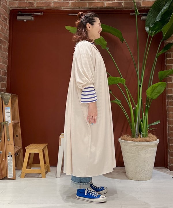エノモト アミさんの「BEAMS WOMEN｜BEAMS BOY / ジャージー ギャザー ワンピース 23SS」を使ったコーディネート