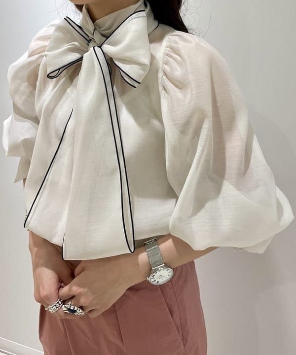 高木 菜央さんの「BEAMS WOMEN｜オーガンジー リボンブラウス」を使ったコーディネート