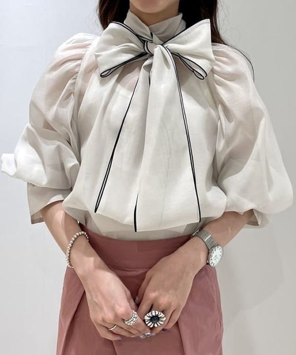 高木 菜央さんの「BEAMS WOMEN｜オーガンジー リボンブラウス」を使ったコーディネート