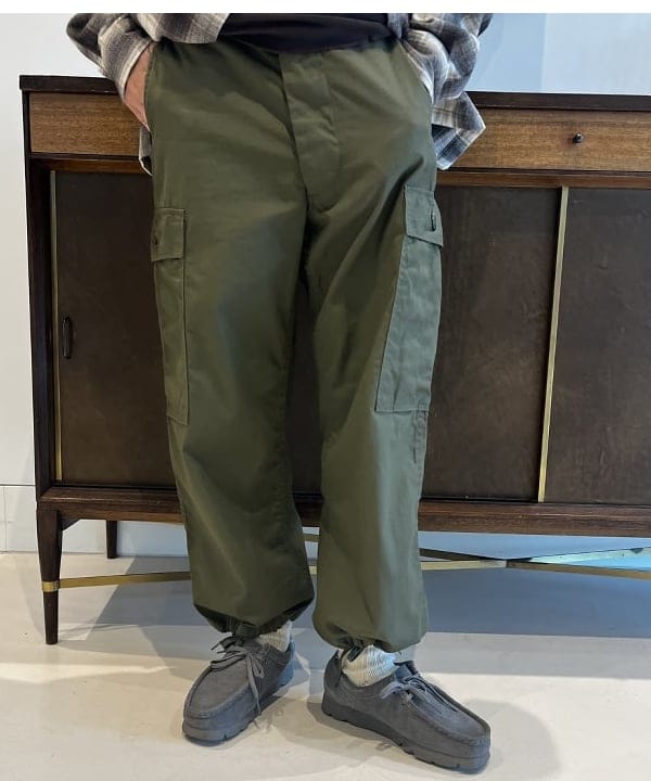 サワイさんの「BEAMS WOMEN｜【別注】BUZZ RICKSON'S / ポプリン アーミーパンツ」を使ったコーディネート