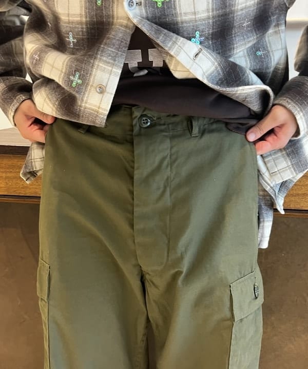 サワイさんの「BEAMS WOMEN｜【別注】BUZZ RICKSON'S / ポプリン アーミーパンツ」を使ったコーディネート