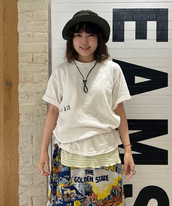 小原 もこさんの「BEAMS WOMEN｜WAREHOUSE & CO. / 別注 ステンシル13 Tシャツ」を使ったコーディネート