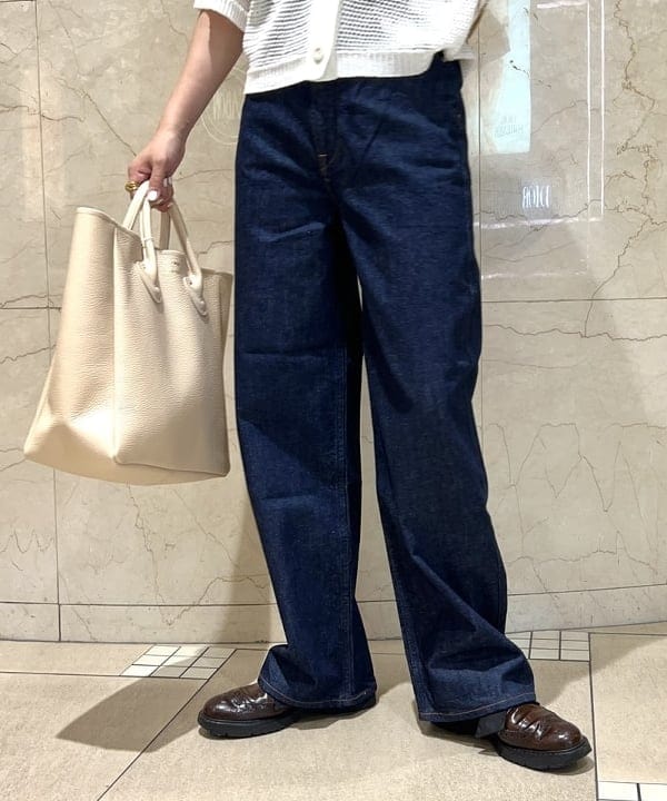 篠崎 香月さんの「BEAMS WOMEN｜upper hights &times; Demi-Luxe BEAMS / 別注 THE NIECE デニムパンツ」を使ったコーディネート