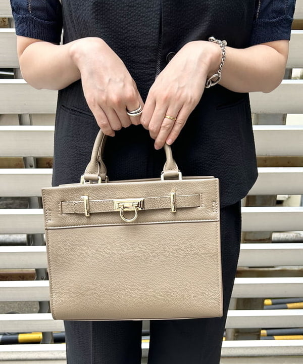 千田 静香さんの「BEAMS WOMEN｜Demi-Luxe BEAMS / コンパートメント ミニバッグ」を使ったコーディネート