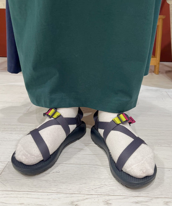 エノモト アミさんの「BEAMS WOMEN｜Chaco × BEAMS BOY / 別注 Z CLOUD 23SS」を使ったコーディネート