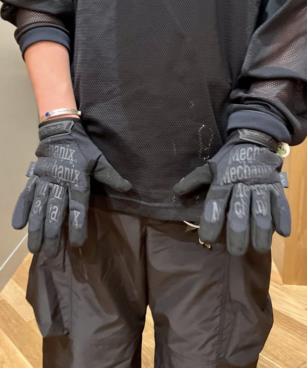 新里 京介さんの「BEAMS WOMEN｜MECHANIX WEAR / THE ORIGINAL(R) ワークグローブ」を使ったコーディネート