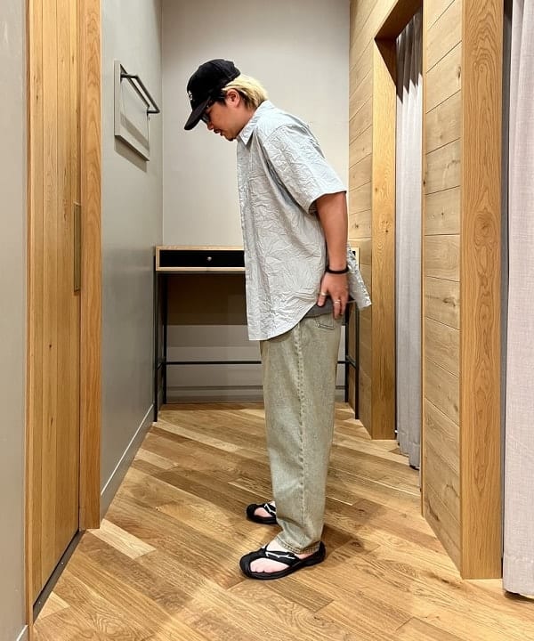 新里 京介さんの「BEAMS WOMEN｜ワイド テーパード デニム」を使ったコーディネート