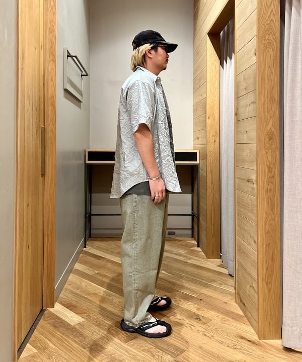 新里 京介さんの「BEAMS WOMEN｜ワイド テーパード デニム」を使ったコーディネート