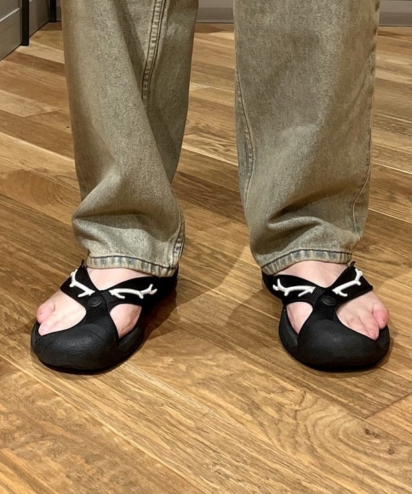 新里 京介さんの「BEAMS WOMEN｜ワイド テーパード デニム」を使ったコーディネート