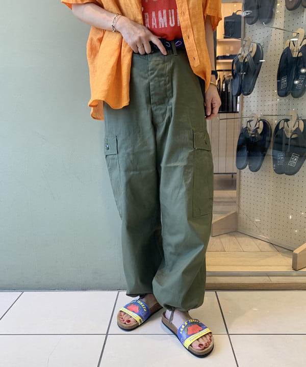矢野(青木)優香さんの「BEAMS WOMEN｜【別注】BUZZ RICKSON'S / ポプリン アーミーパンツ」を使ったコーディネート