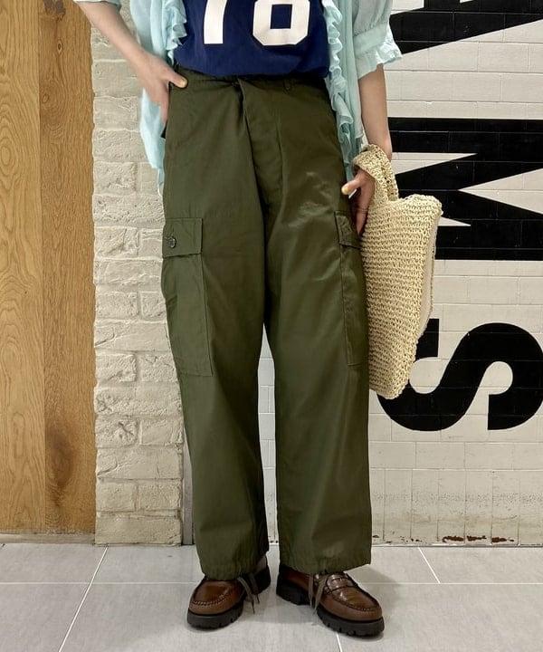 小原 もこさんの「BEAMS WOMEN｜【別注】BUZZ RICKSON'S / ポプリン アーミーパンツ」を使ったコーディネート