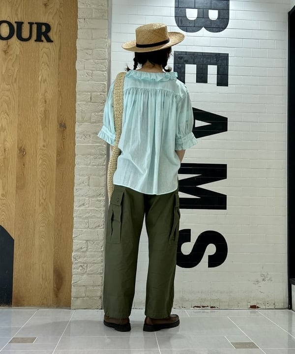 小原 もこさんの「BEAMS WOMEN｜【別注】BUZZ RICKSON'S / ポプリン アーミーパンツ」を使ったコーディネート