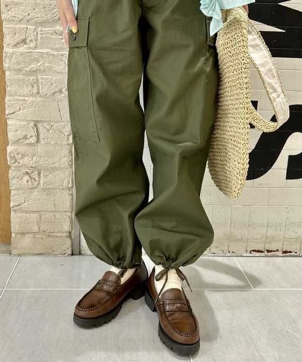 小原 もこさんの「BEAMS WOMEN｜【別注】BUZZ RICKSON'S / ポプリン アーミーパンツ」を使ったコーディネート