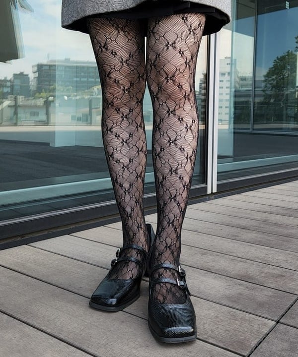 saori KATOさんの「BEAMS WOMEN｜I Hate Monday / flower lace ストッキング black」を使ったコーディネート