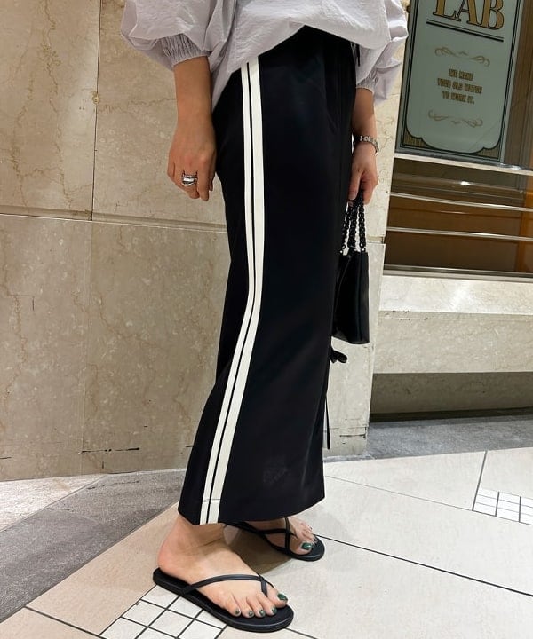 川口 恵さんの「BEAMS WOMEN｜Ray BEAMS / サイドライン ジャージ スカート」を使ったコーディネート