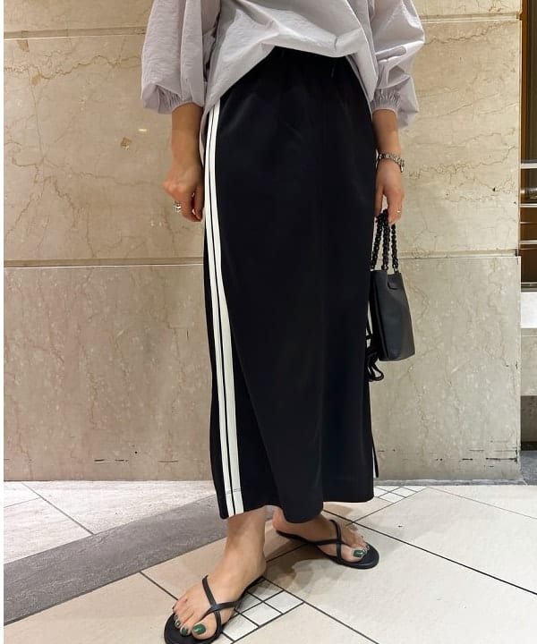 川口 恵さんの「BEAMS WOMEN｜Ray BEAMS / サイドライン ジャージ スカート」を使ったコーディネート