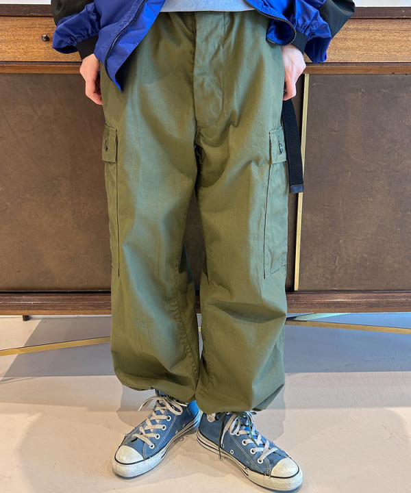 清水 彩乃さんの「BEAMS WOMEN｜【別注】BUZZ RICKSON'S / ポプリン アーミーパンツ」を使ったコーディネート