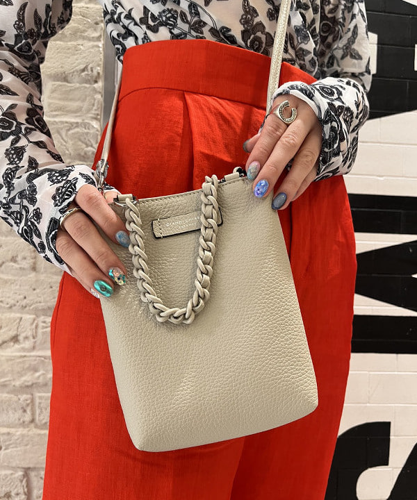 ちりこさんの「BEAMS WOMEN｜GIANNI CHIARINI / CAMILLA レザートートバッグ」を使ったコーディネート