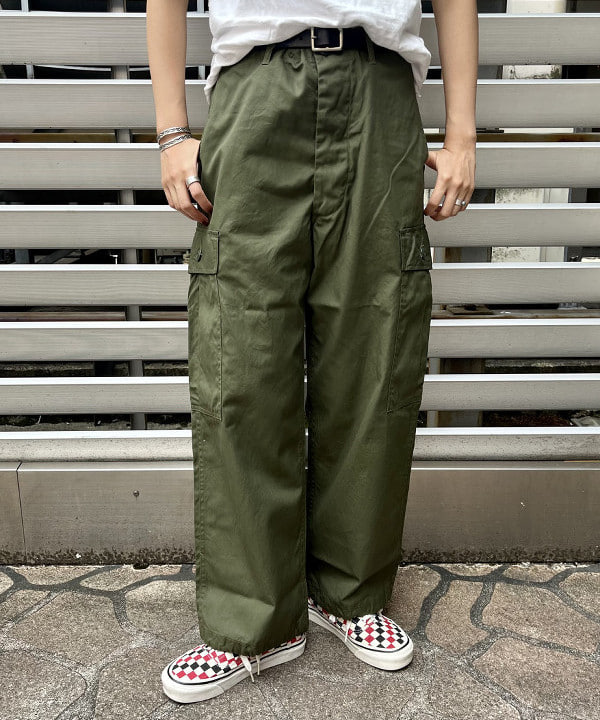 ミナミマリコさんの「BEAMS WOMEN｜【別注】BUZZ RICKSON'S / ポプリン アーミーパンツ」を使ったコーディネート