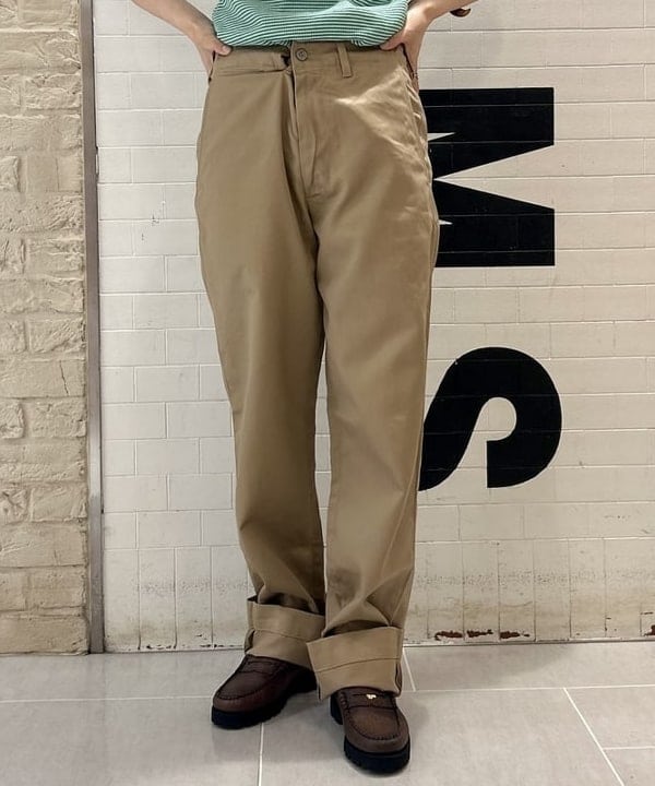 小原 もこさんの「BEAMS WOMEN｜BUZZ RICKSON'S &times; BEAMS BOY / チノパンツ」を使ったコーディネート