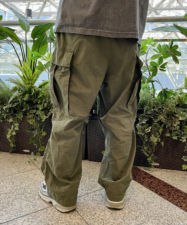 平柳 楓馬さんの「BEAMS WOMEN｜BEAMS / ビッグ 6ポケット カーゴパンツ」を使ったコーディネート