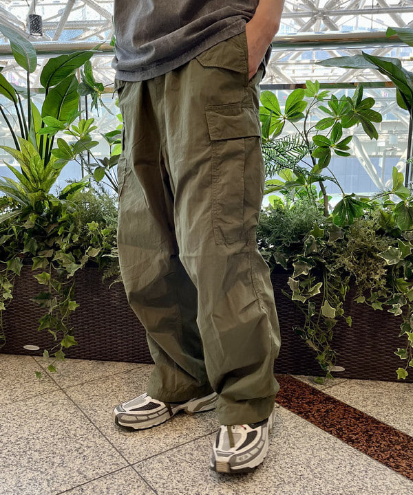 平柳 楓馬さんの「BEAMS WOMEN｜BEAMS / ビッグ 6ポケット カーゴパンツ」を使ったコーディネート