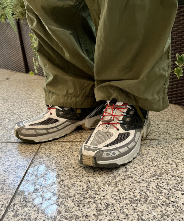 平柳 楓馬さんの「BEAMS WOMEN｜BEAMS / ビッグ 6ポケット カーゴパンツ」を使ったコーディネート