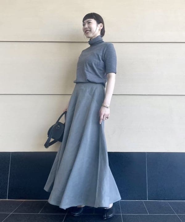 Ichika Hondaさんの「BEAMS WOMEN｜TOFF & LOADSTONE / コロン シュリンク ハンドバッグ」を使ったコーディネート