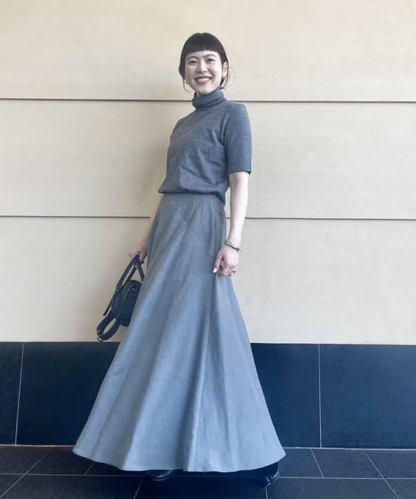 Ichika Hondaさんの「BEAMS WOMEN｜TOFF & LOADSTONE / コロン シュリンク ハンドバッグ」を使ったコーディネート